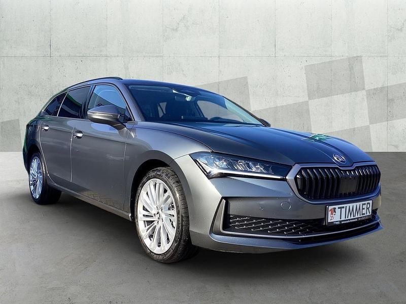 Neu Skoda Superb Selection 150 PS (110 kW) 2026 Grau Kombi