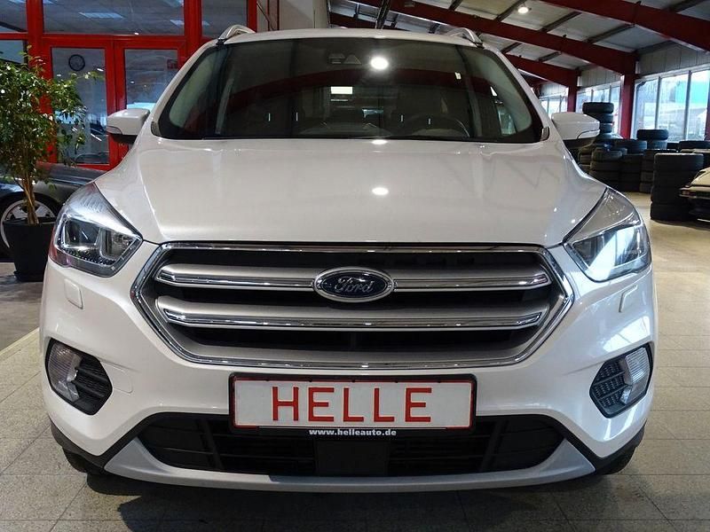 Gebraucht Ford Kuga Titanium 120 PS (88 kW) 2018 Arktisweiß (metallic) (metallic) SUV