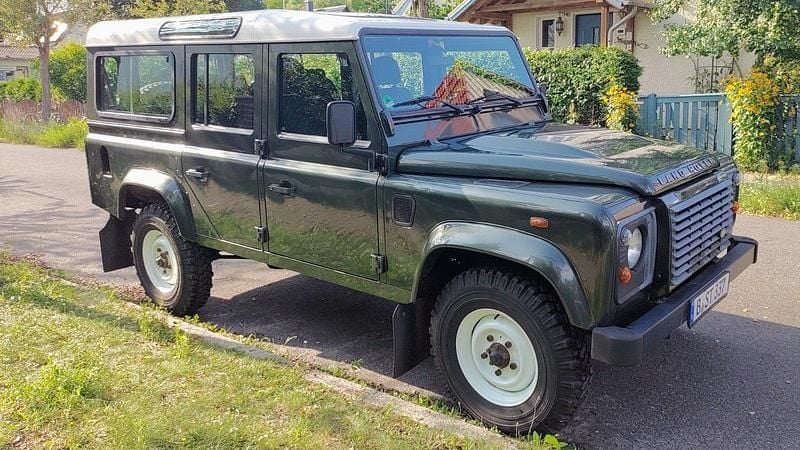 Grün Gebraucht 2008 Land Rover Defender SE Kombi | 40.000 € - Bild 1/4