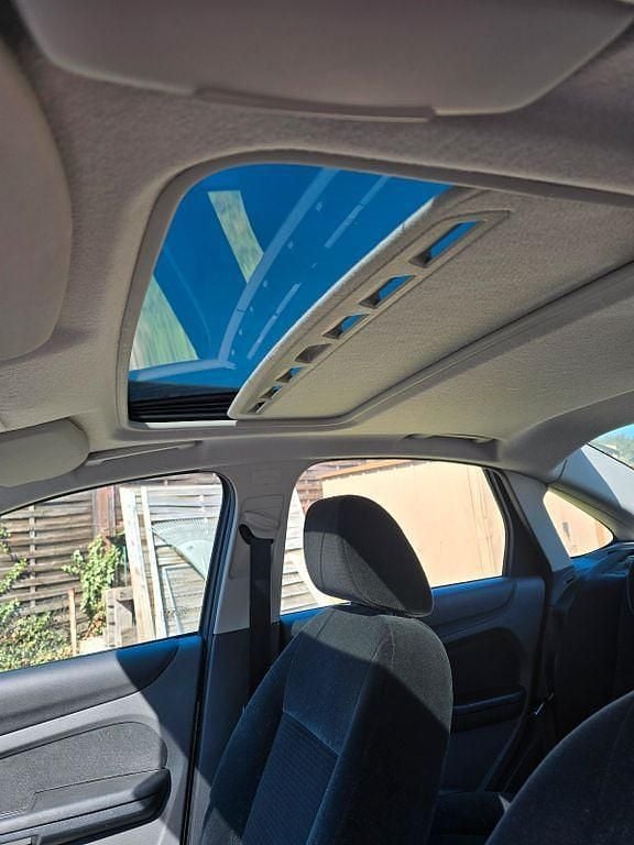 Usado Ford Focus Ghia 145 CV (106 kW) 2007 Plateado Berlina