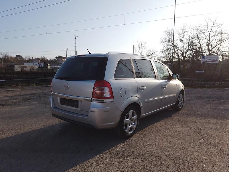 Gebraucht Opel Zafira 134 PS (98 kW) 2011 Silber Van / Kleinbus