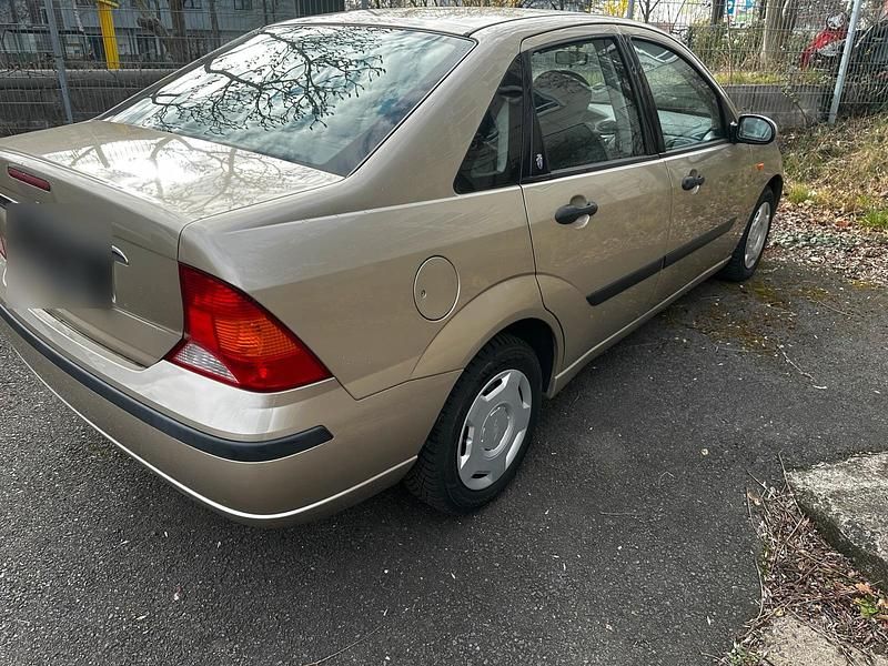 Gebraucht Ford Focus 100 PS (73 kW) 2002 Gold Limousine