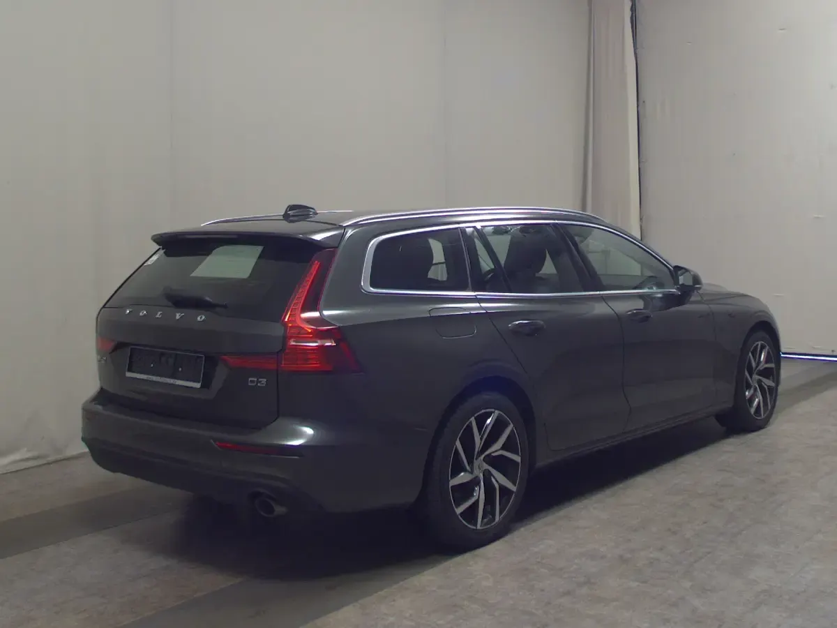 Gebraucht Volvo V60 Momentum 197 PS (144 kW) 2020 Grau Kombi