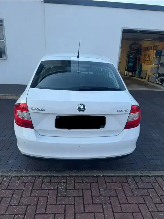 Gebraucht Skoda Rapid Ambition 105 PS (77 kW) 2014 Weiß Kleinwagen