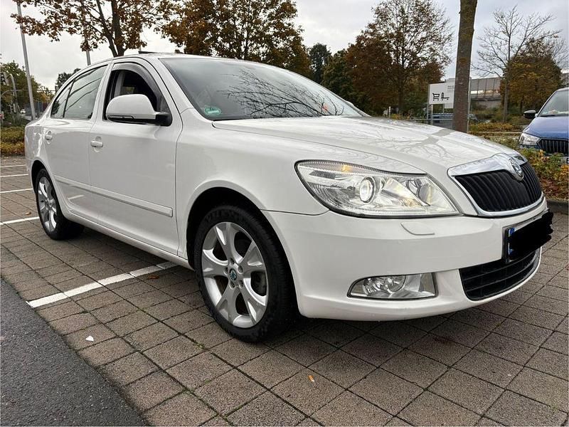 Weiß Gebraucht 2011 Skoda Octavia Elegance Limousine | 8.990 € (Fairer Preis) - Bild 1/4