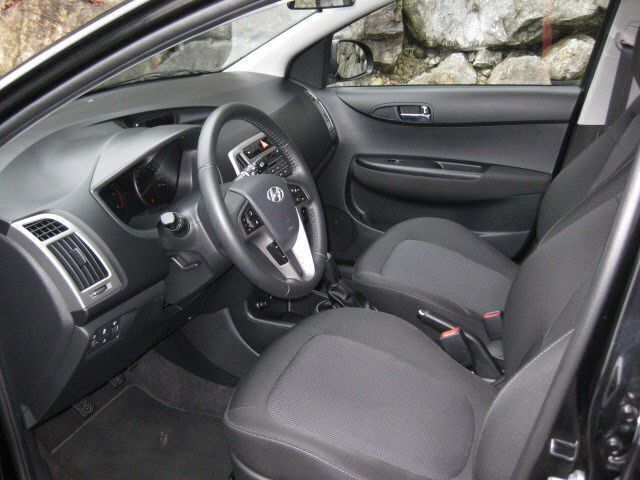 Gebraucht Hyundai i20 Style 75 PS (55 kW) 2014 Schwarz metallic Kleinwagen