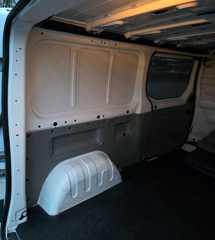 Second-hand Renault Trafic 145 CP (106 kW) 2009 Alb Monovolum