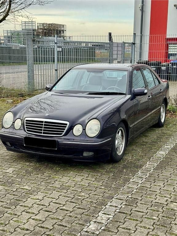 Violet Gebraucht 2000 Mercedes E220 Avantgarde Limousine | 6.800 € (Fairer Preis) - Bild 1/4
