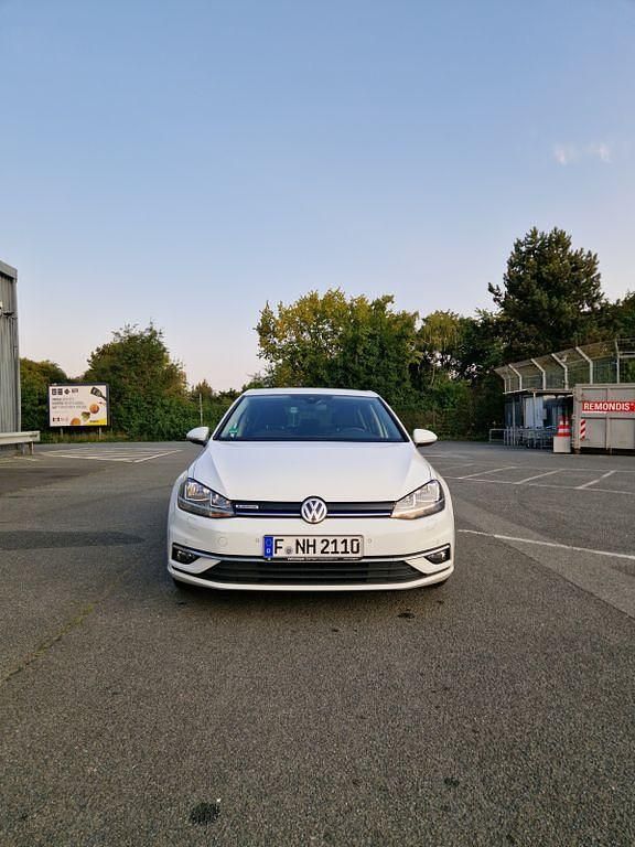 Weiß Gebraucht 2019 VW Golf VII Comfortline Limousine | 15.590 € (Fairer Preis) - Bild 1/4