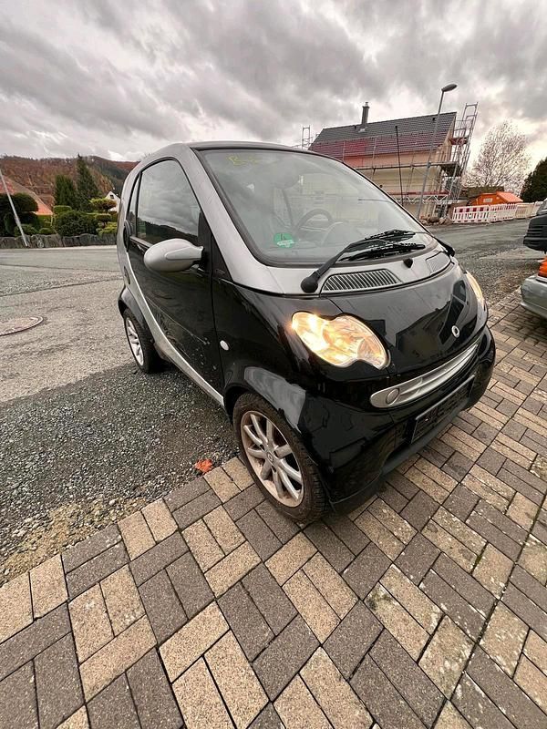 Schwarz Gebraucht 2004 Smart ForTwo Coupé Basis Kleinwagen | 1.999 € (Fairer Preis) - Bild 1/4