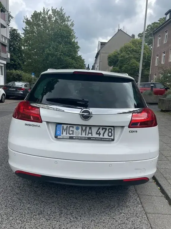 Używany Opel Insignia Active 131 KM (96 kW) 2012 Biały Kombi