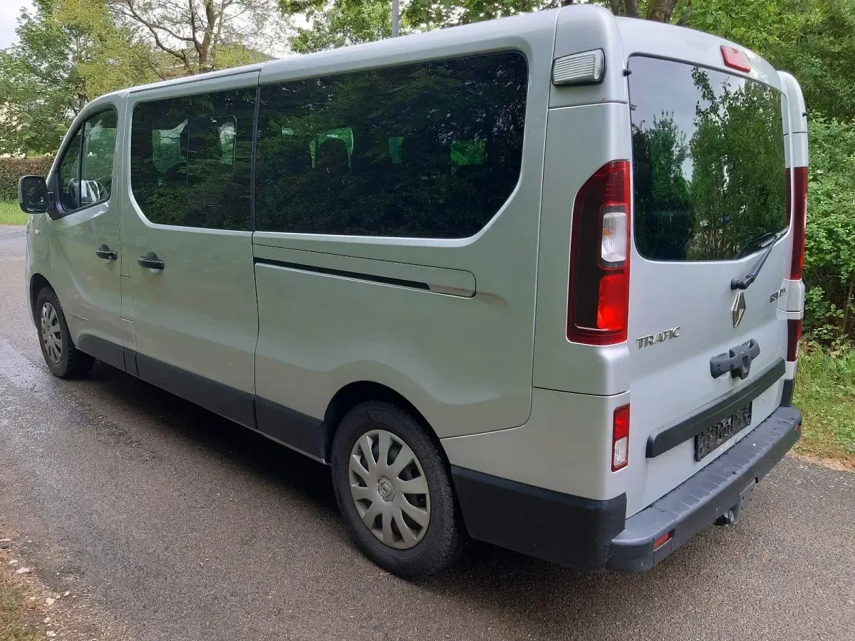 Gebraucht Renault Trafic 145 PS (106 kW) 2015 Silber Van / Kleinbus