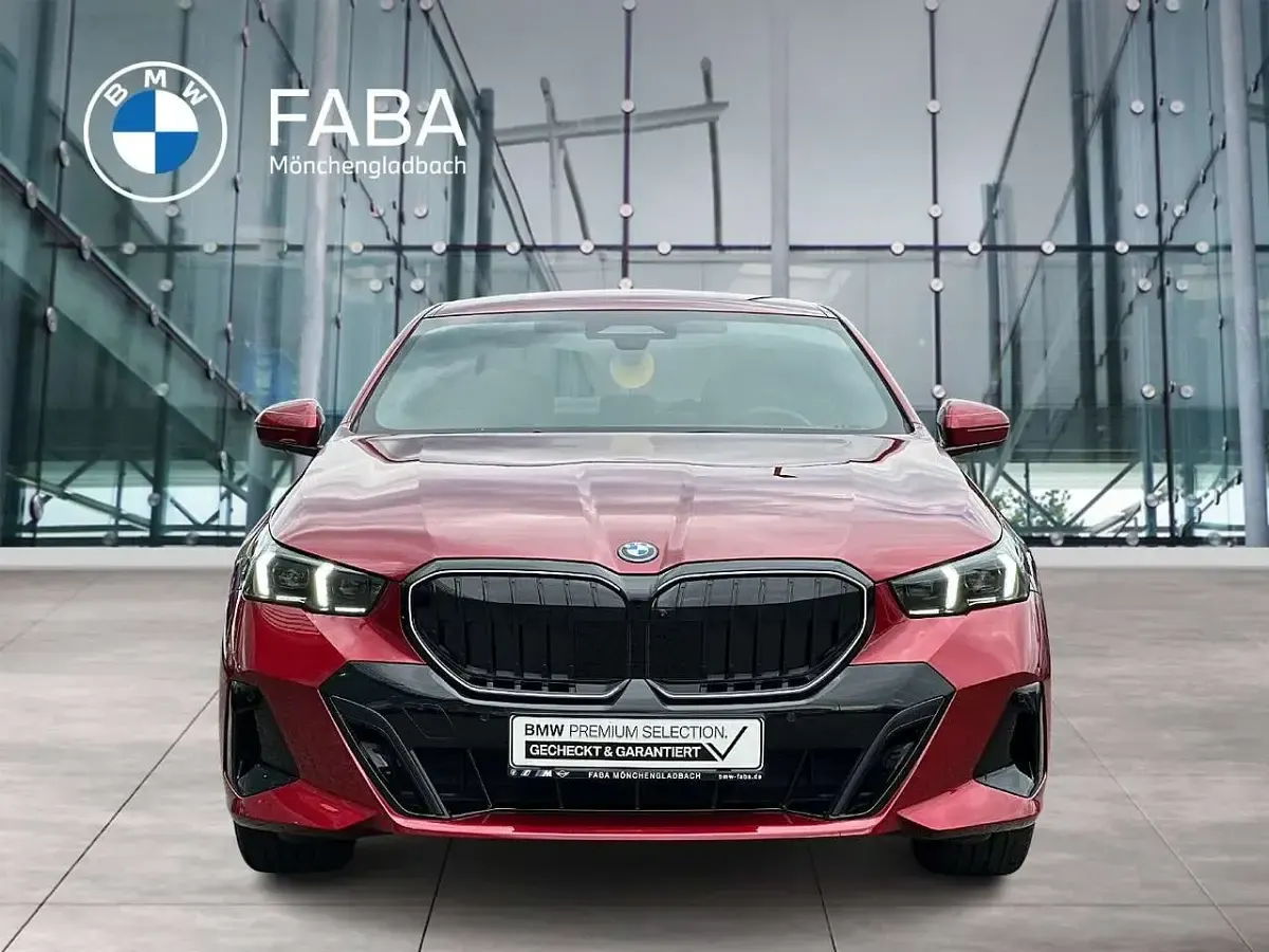Gebraucht BMW 550e M Sport 489 PS (359 kW) 2025 Rot Limousine