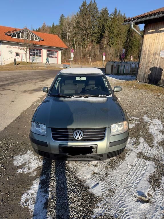 Grün Gebraucht 2003 VW Passat Basis Limousine | 2.500 € (Fairer Preis) - Bild 1/4
