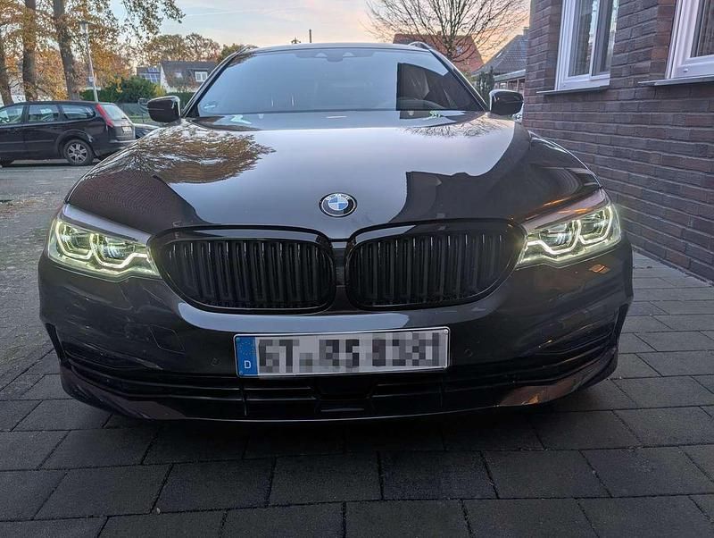 Schwarz Gebraucht 2018 BMW 520 Sport Line Kombi | 26.400 € (Fairer Preis) - Bild 1/4