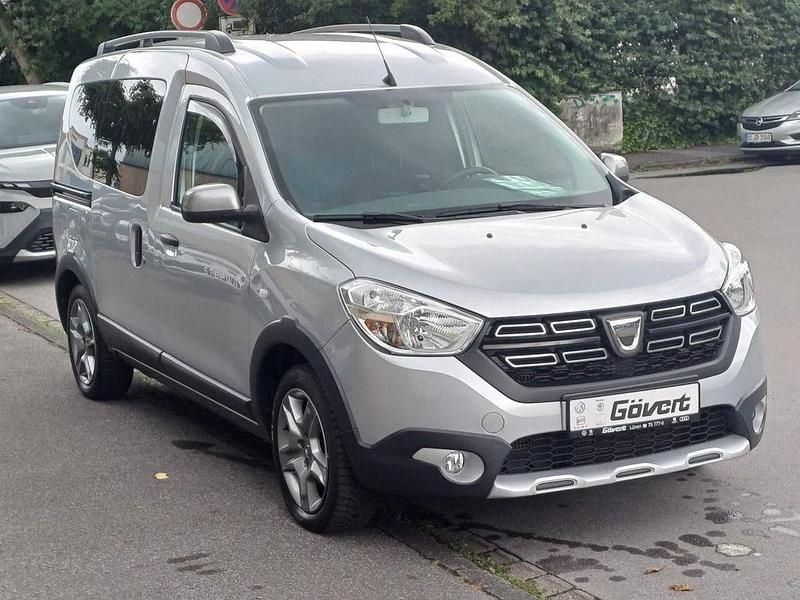 Grau Gebraucht 2020 Dacia Dokker Stepway Van | 16.490 € (Fairer Preis) - Bild 1/4