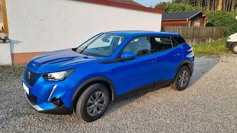 Blau Gebraucht 2021 Peugeot e-2008 Active SUV | 15.490 € (Superpreis) - Bild 1/4