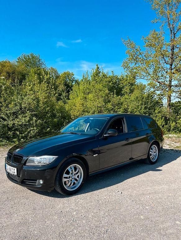 Schwarz Gebraucht 2012 BMW 318 Kombi | 3.000 € (Superpreis) - Bild 1/4