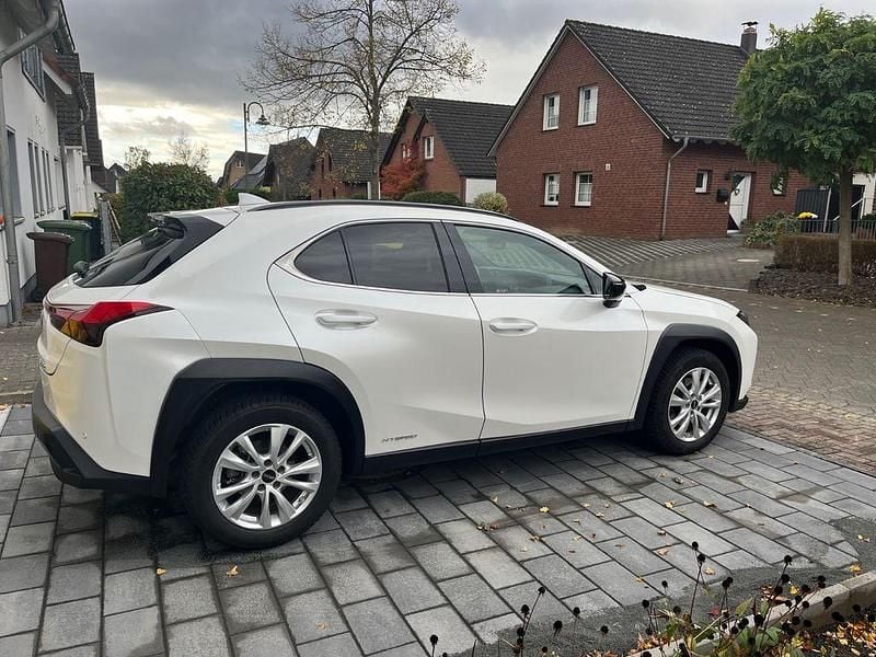 Weiß Gebraucht 2021 Lexus UX SUV | 22.250 € - Bild 1/4