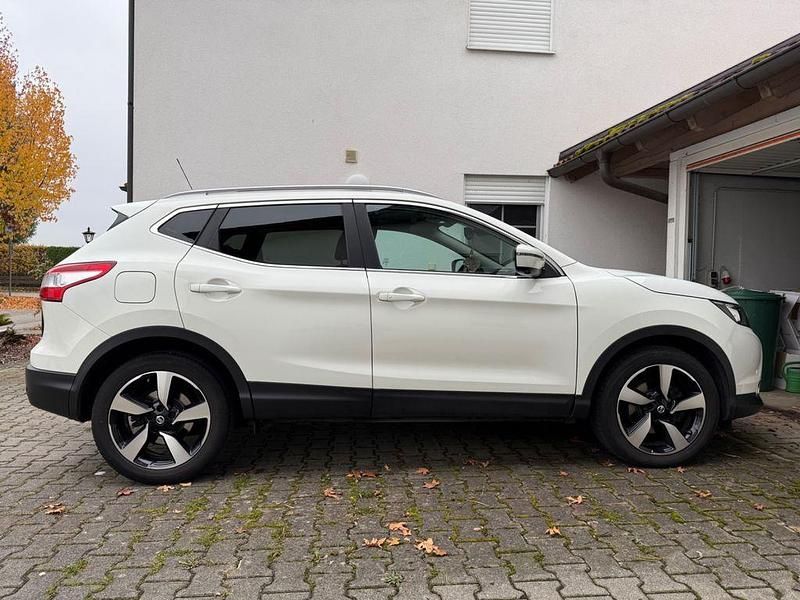 Weiß Gebraucht 2016 Nissan Qashqai N-Connecta SUV | 10.000 € (Fairer Preis) - Bild 1/4