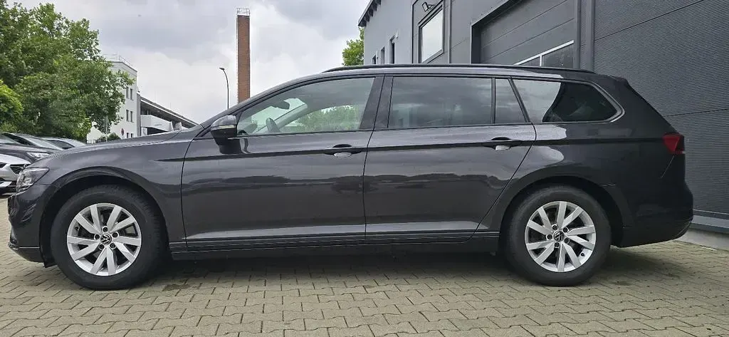Gebraucht VW Passat Basis 122 PS (89 kW) 2023 Grau Kombi