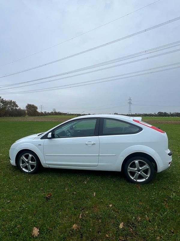 Weiß Gebraucht 2008 Ford Focus Limousine | 3.499 € (Etwas zu teuer) - Bild 1/4