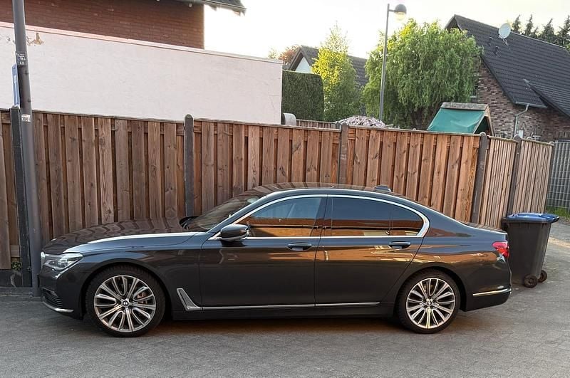 Andere farben Gebraucht 2016 BMW 740L Limousine | 34.999 € (Fairer Preis) - Bild 1/4