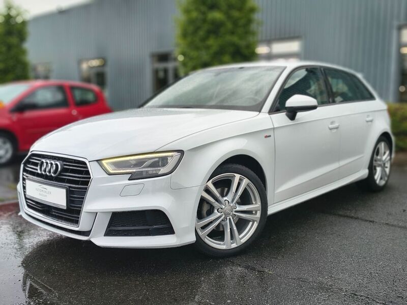 Weiß Gebraucht 2020 Audi A3 Sportback S-Line Limousine | 21.990 € (Fairer Preis) - Bild 1/4