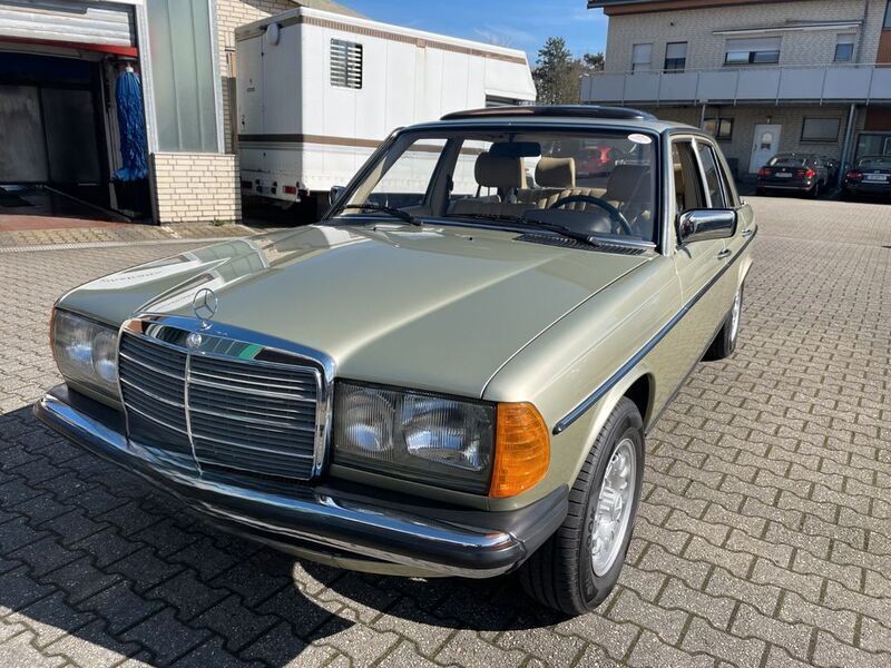 Grün Gebraucht 1983 Mercedes E230 Limousine | 21.500 € - Bild 1/4