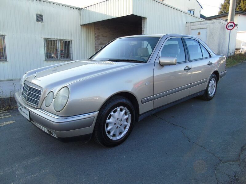 Beige Gebraucht 1996 Mercedes E200 Elegance Limousine | 2.900 € (Guter Preis) - Bild 1/4