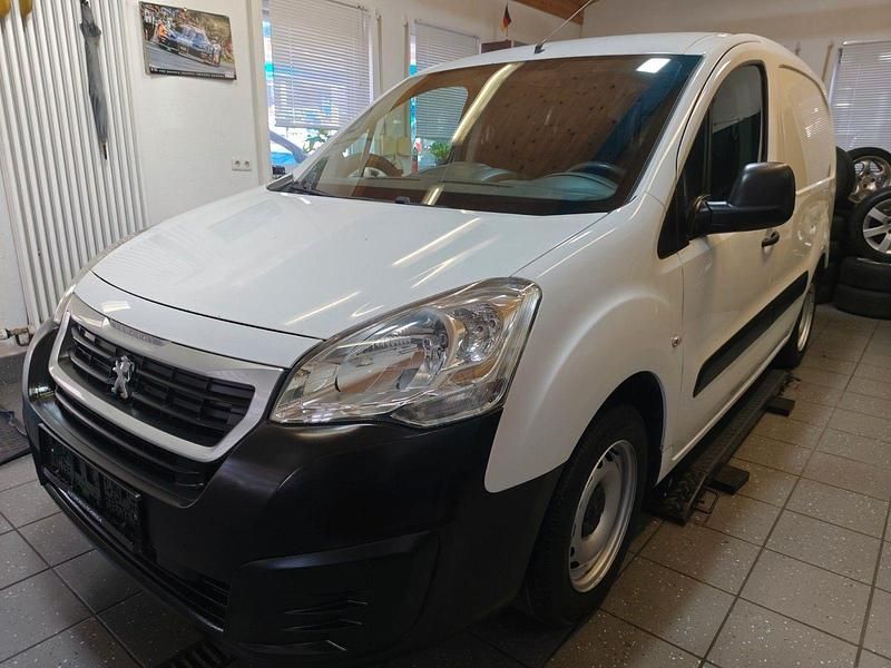 Weiß Gebraucht 2017 Peugeot Partner Comfort Van / Kleinbus | 5.990 € - Bild 1/4