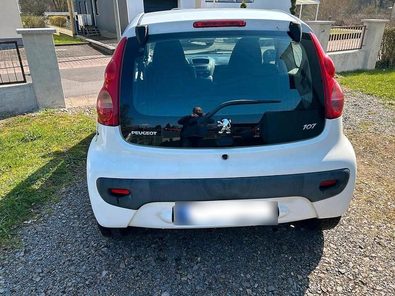 Gebraucht Peugeot 107 68 PS (50 kW) 2009 Weiß Kleinwagen