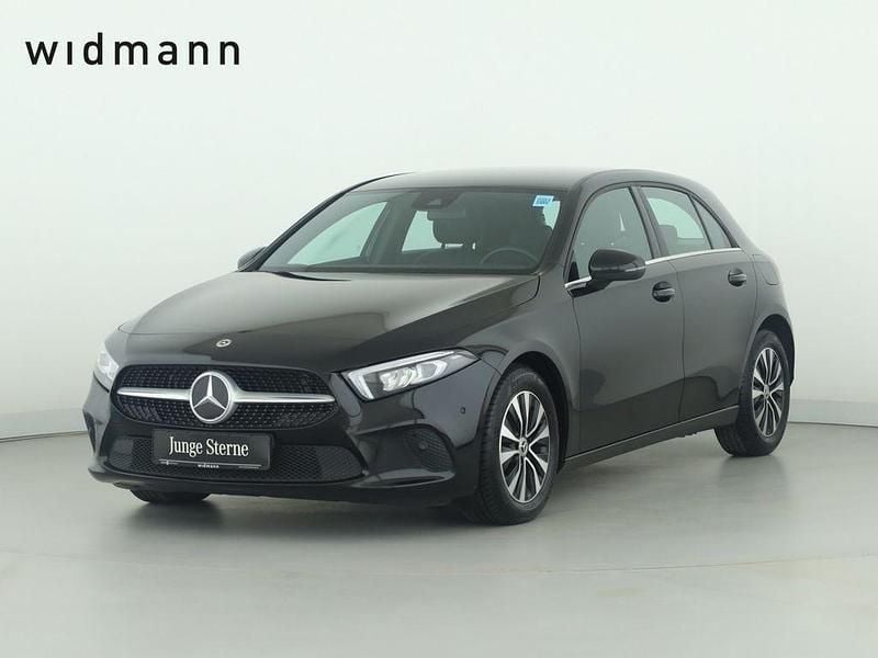 Unilack nachtschwarz Gebraucht 2021 Mercedes A180 Style Limousine | 18.850 € (Fairer Preis) - Bild 1/4