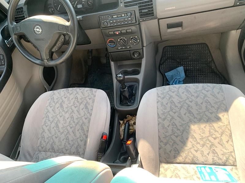 Gebraucht Opel Zafira 87 PS (63 kW) 2000 Silber Van / Kleinbus