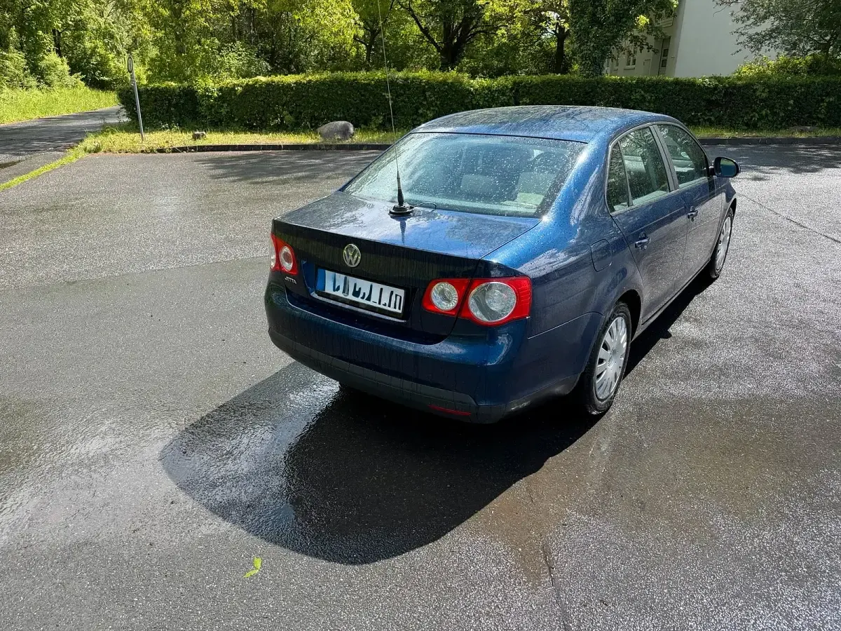Occasion VW Jetta 100 ch (73 kW) 2005 Bleue Berline