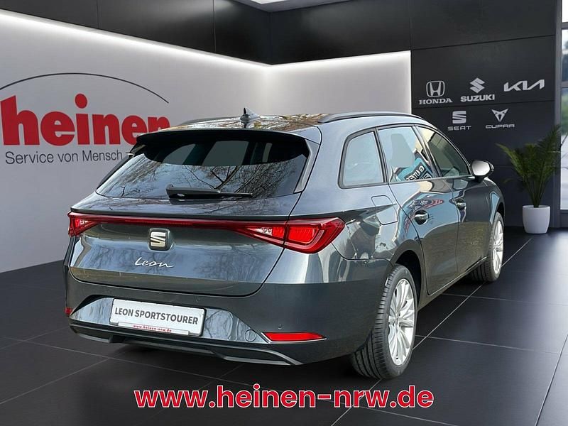 Neu Seat Leon 150 PS (110 kW) 2026 Grau Limousine