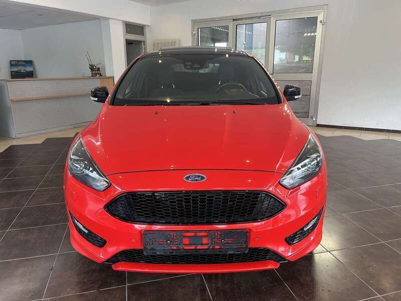 Rot Gebraucht 2017 Ford Focus ST-Line Limousine | 9.999 € (Guter Preis) - Bild 1/4