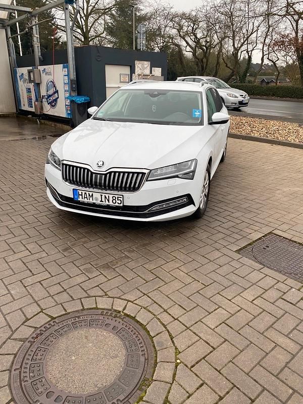 Weiß Gebraucht 2022 Skoda Superb Kombi | 20.999 € (Fairer Preis) - Bild 1/4
