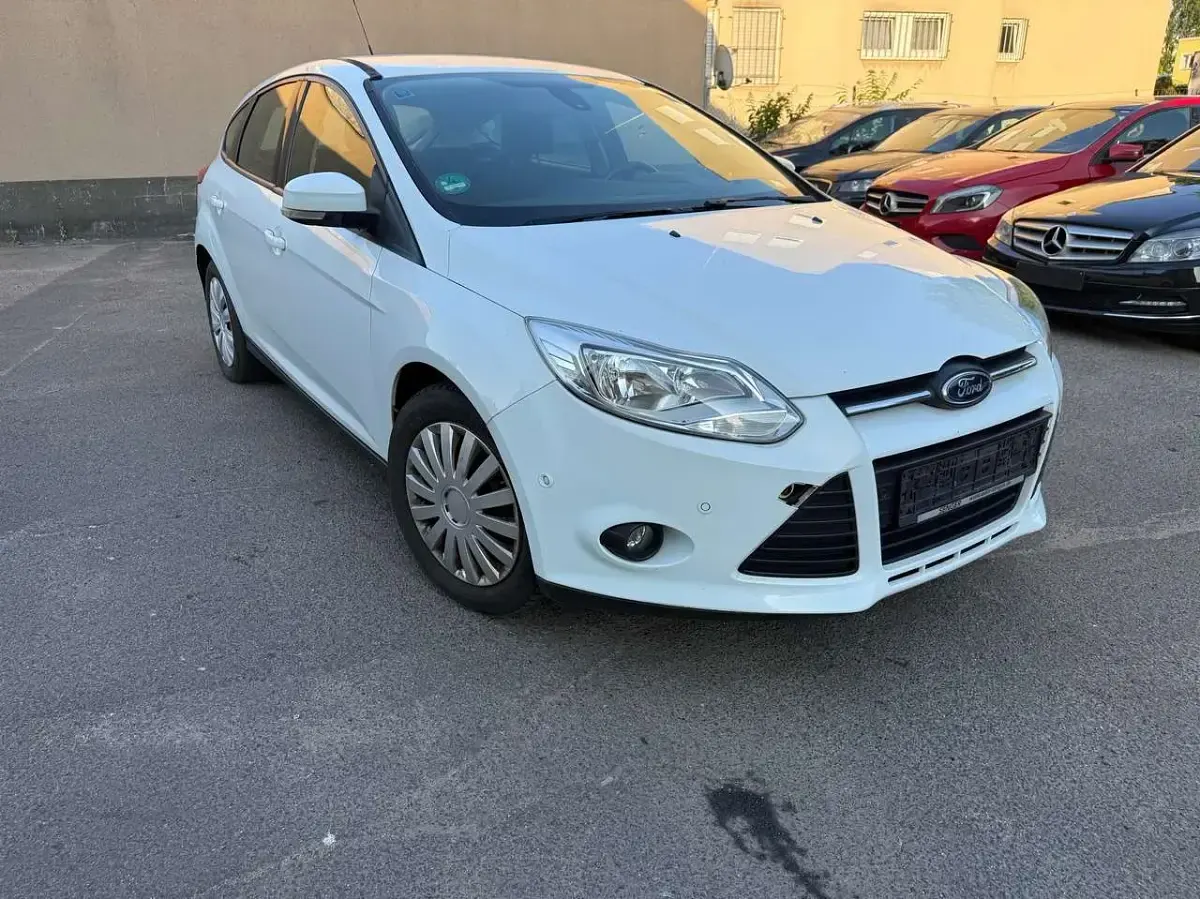 Gebraucht Ford Focus SYNC Edition 125 PS (91 kW) 2013 Frostweiß Kleinwagen