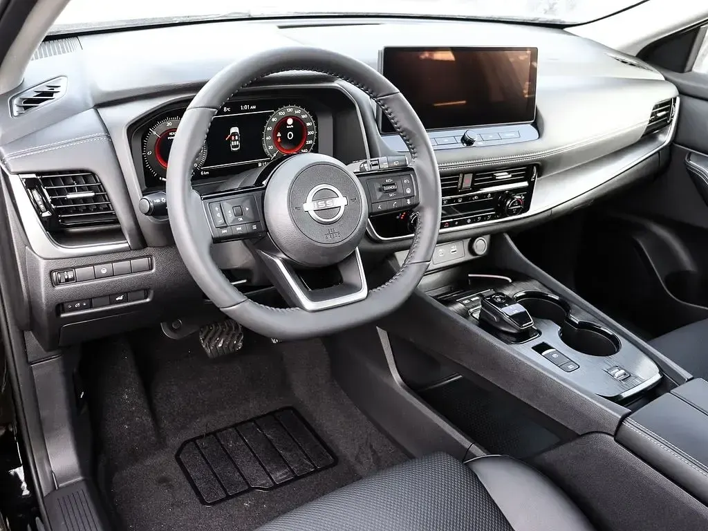Neu Nissan X-Trail 360º 204 PS (150 kW) 2026 P) (schwarz SUV
