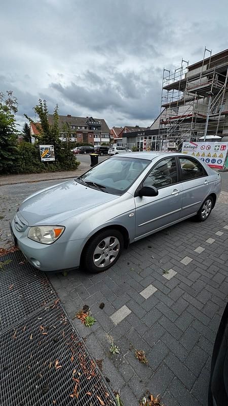 Silber Gebraucht 2004 Kia Cerato Limousine | 3.990 € - Bild 1/4