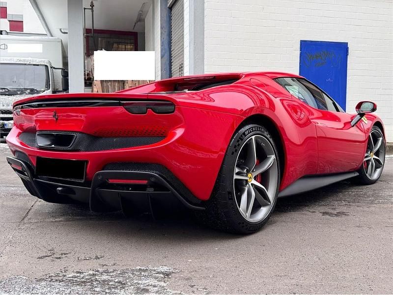 Gebraucht Ferrari 296 829 PS (609 kW) 2024 Rot Coupé