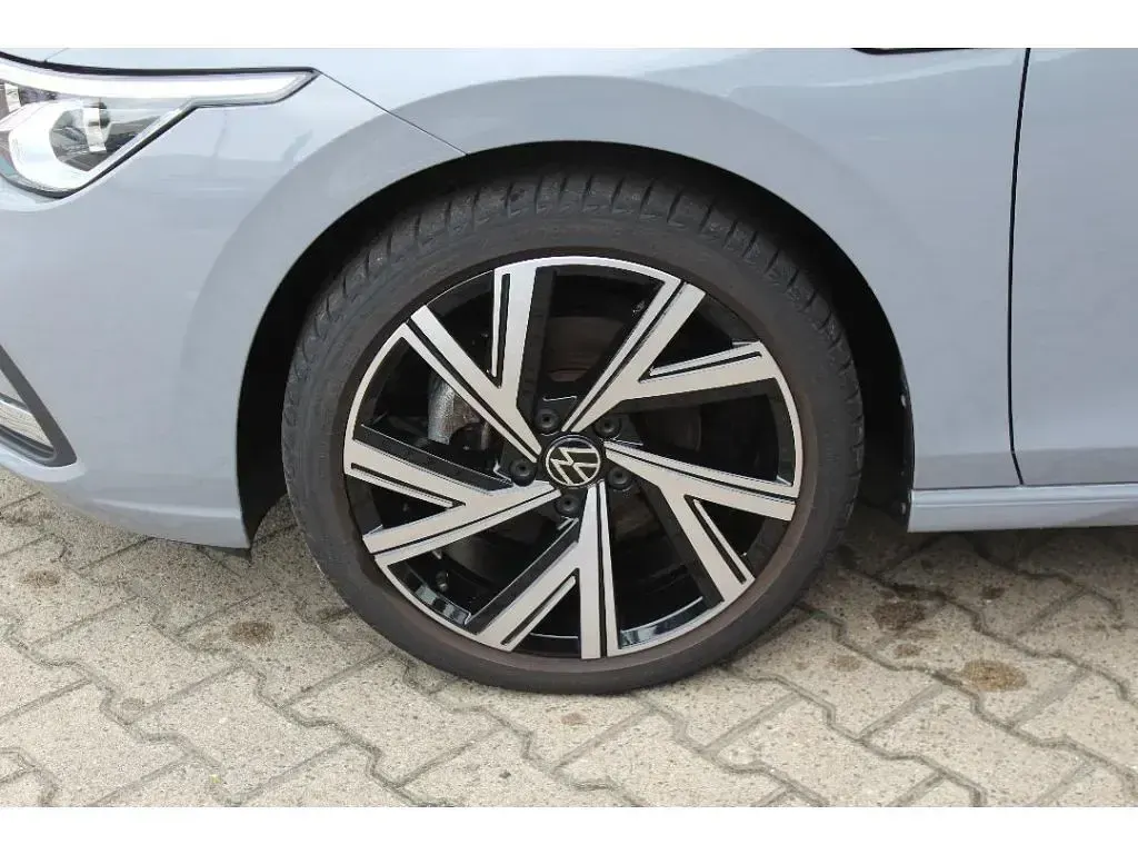 Gebraucht VW Golf VIII Style 131 PS (96 kW) 2024 Grau Limousine