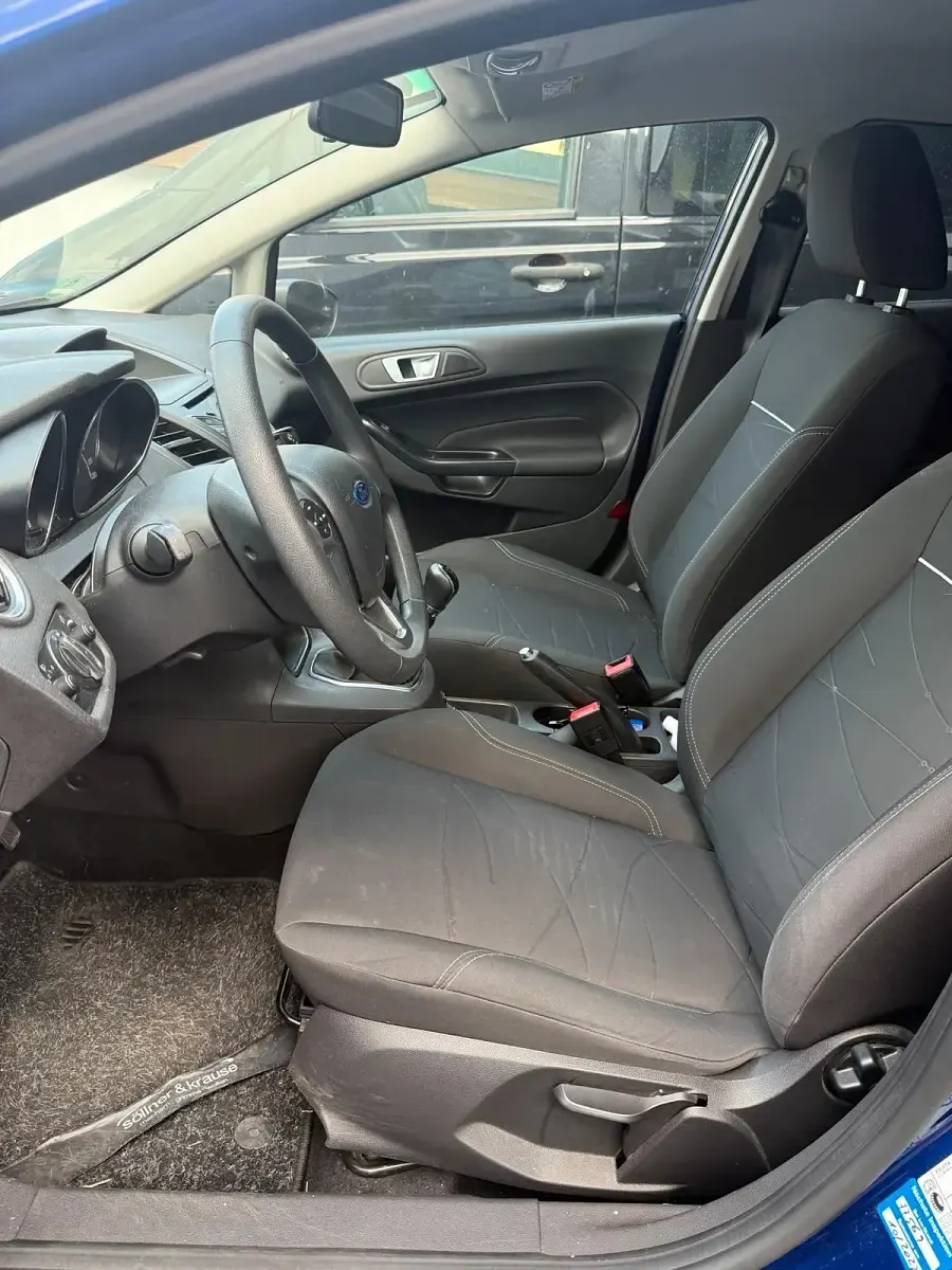 Gebraucht Ford Fiesta 101 PS (74 kW) 2013 Blau Kleinwagen