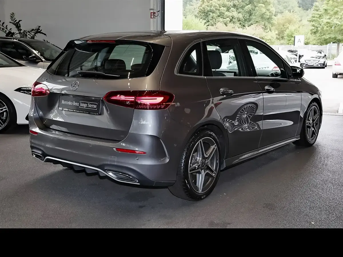 Gebraucht Mercedes B200 AMG 163 PS (119 kW) 2025 Mountain grau metallic Kleinwagen
