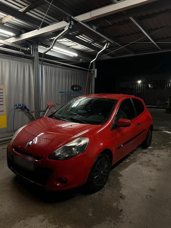 Rot Gebraucht 2009 Renault Clio III Kleinwagen | 2.400 € (Fairer Preis) - Bild 1/4