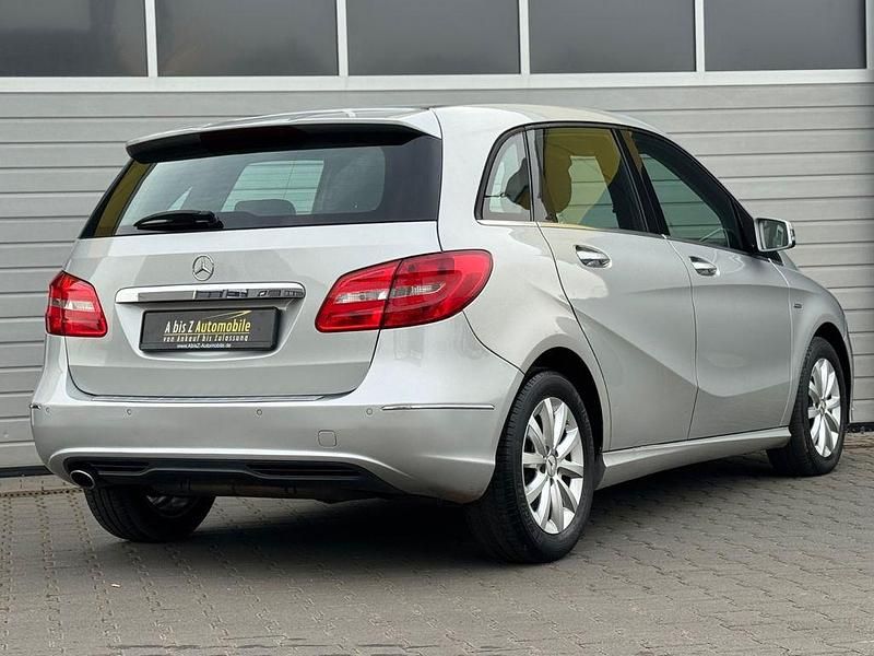 Gebraucht Mercedes B180 109 PS (80 kW) 2011 Silber Van / Kleinbus