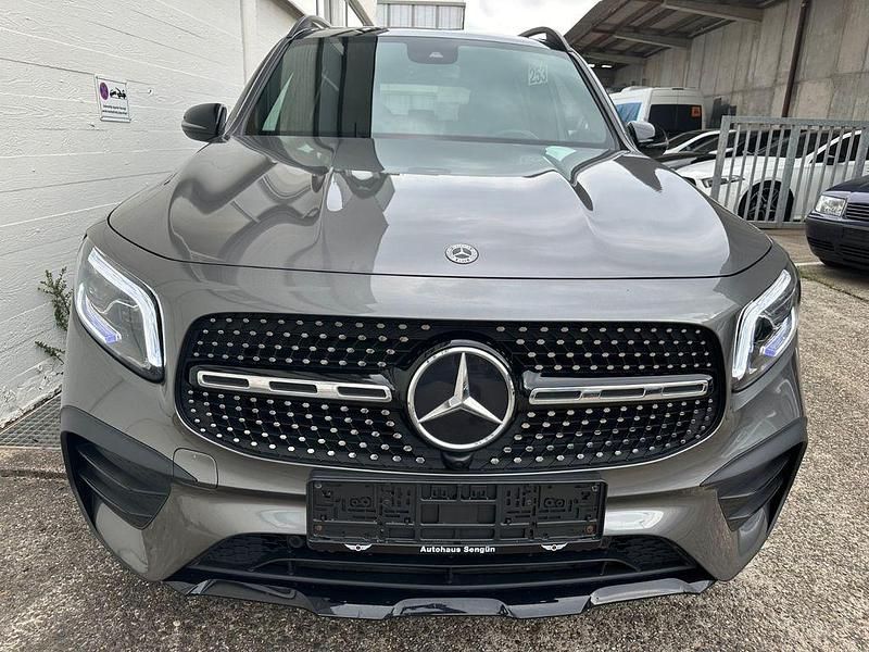 Grau Gebraucht 2022 Mercedes GLB180 AMG SUV | 34.899 € (Etwas zu teuer) - Bild 1/4