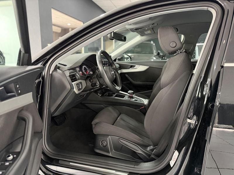 Gebraucht Audi A4 Sport 163 PS (119 kW) 2022 Schwarz Kombi