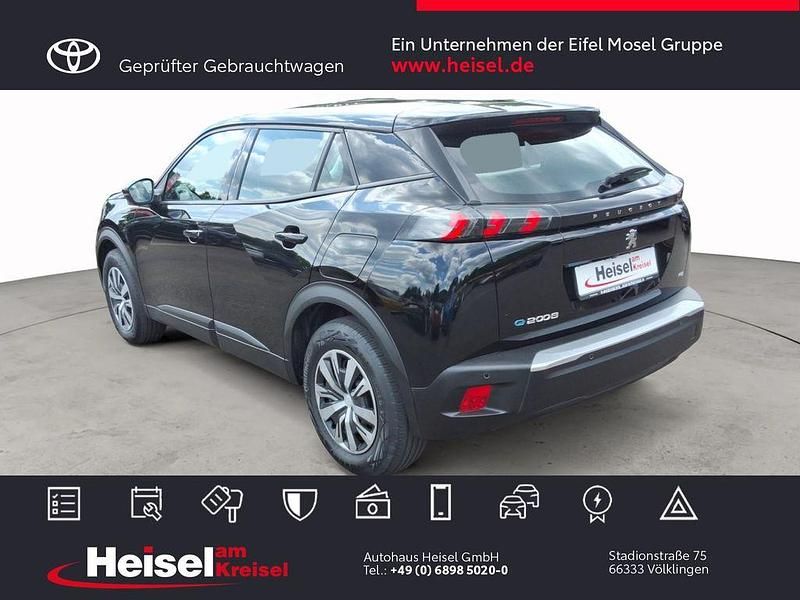 Gebraucht Peugeot e-2008 Active 100 kW (136 PS) 2022 Perla nera schwarz SUV